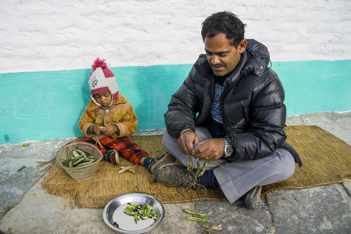 Nepal Annapurna - Mahjaun To Lumle, Shelling Peas - December 7, 2009