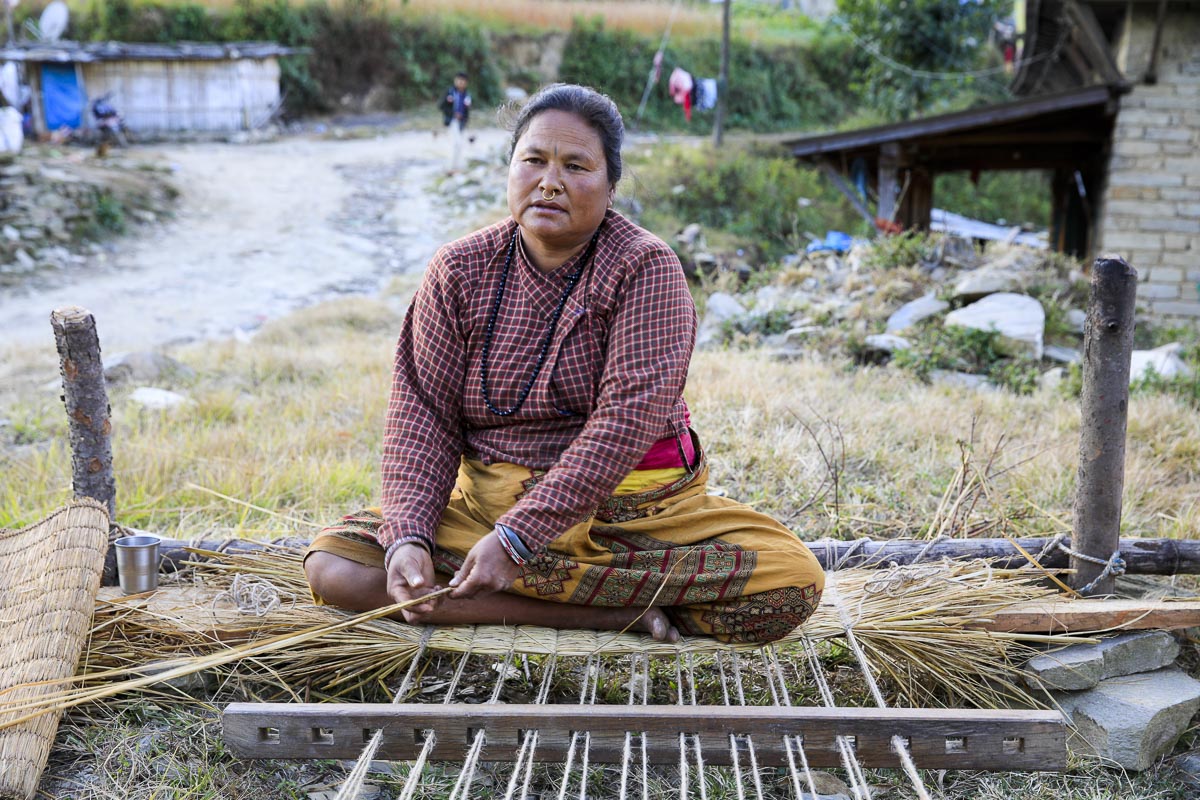 Nepal Sailung - Nepal 2017 - Woman weaving mat in Solambu village - November 7, 2017